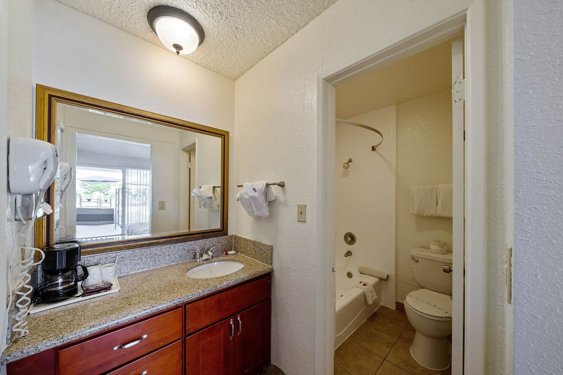 MC Pacific Inn & Suites