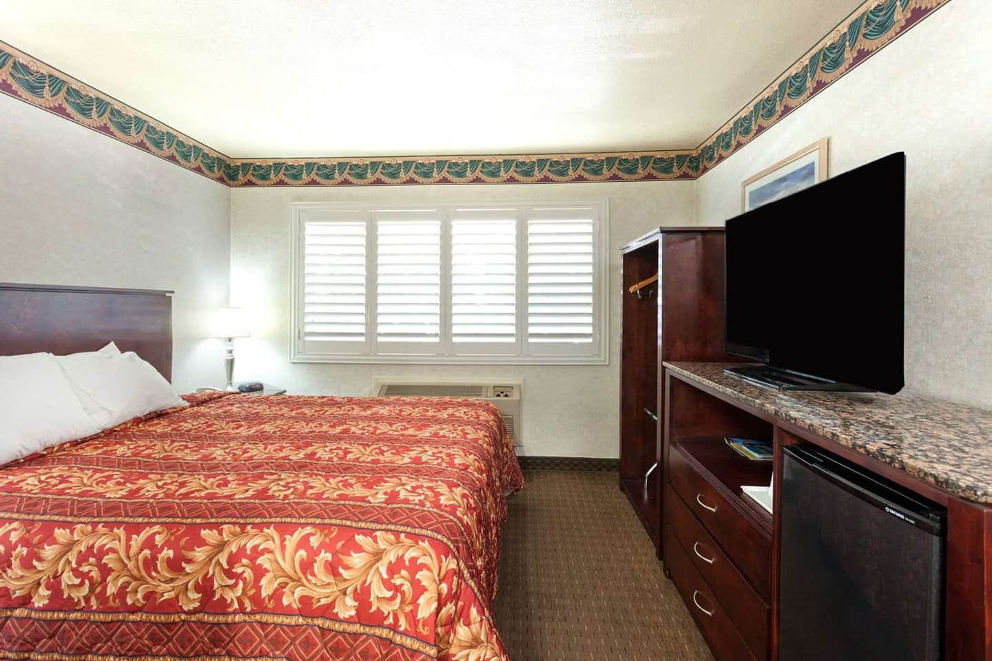Travelodge by Wyndham Long Beach Convention Center