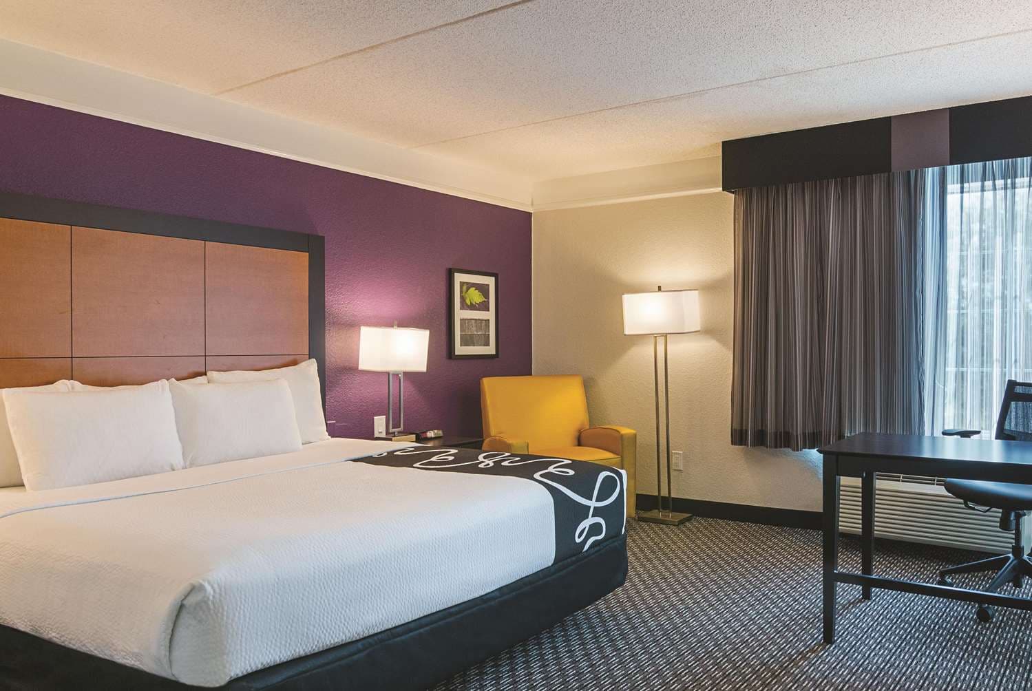 La Quinta Inn & Suites by Wyndham Orlando Airport at Gateway Village