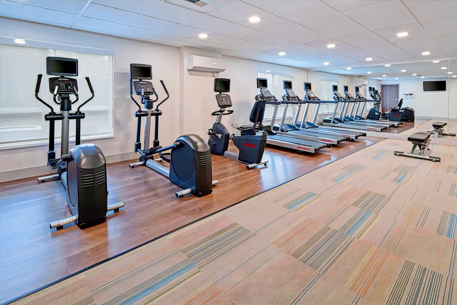 Holiday Inn Express & Suites Seattle-Sea-Tac Airport