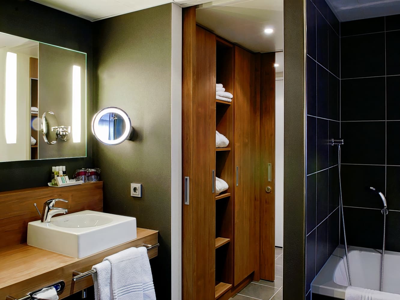 TRIBE Den Haag Centraal