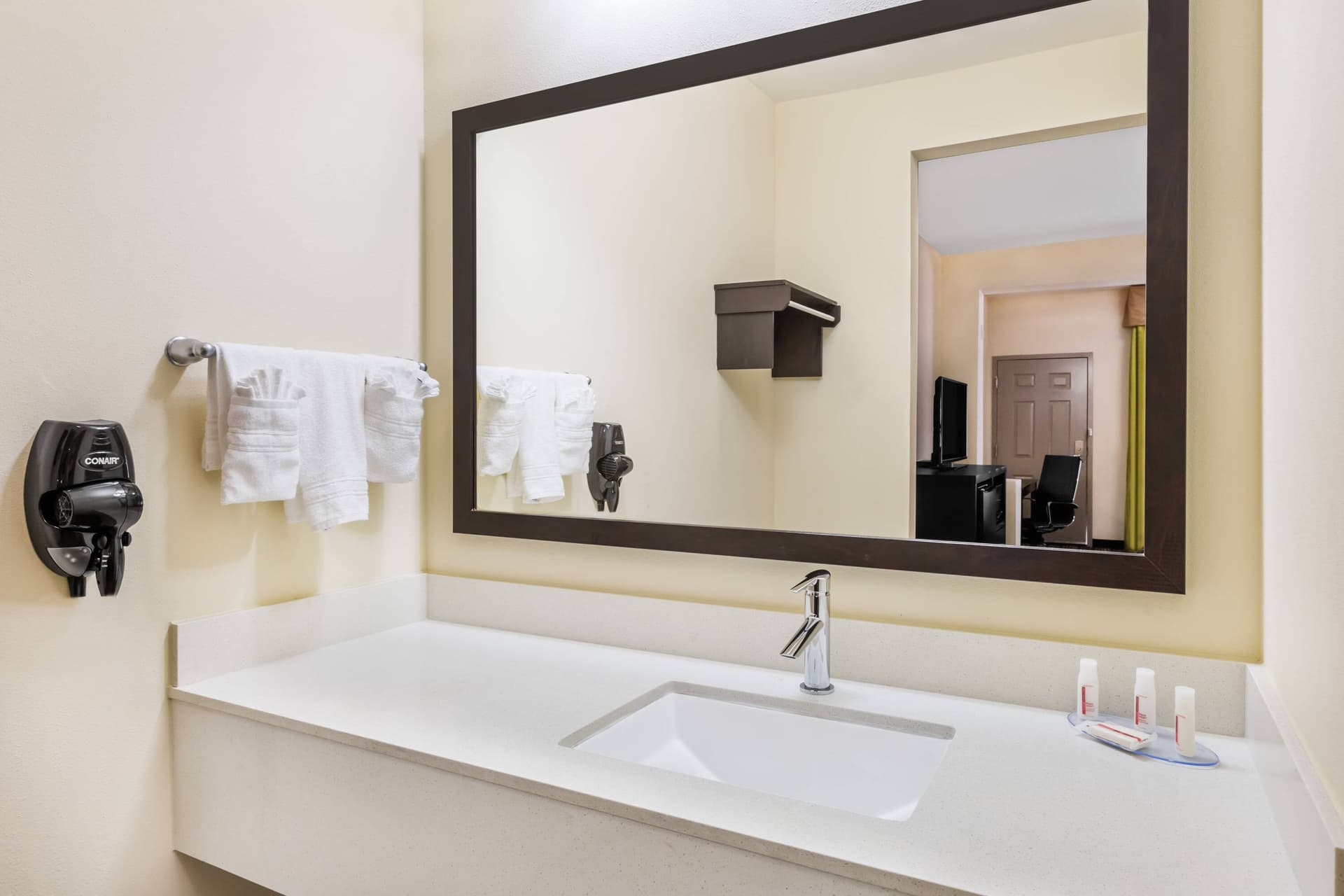 Days Inn & Suites by Wyndham Katy