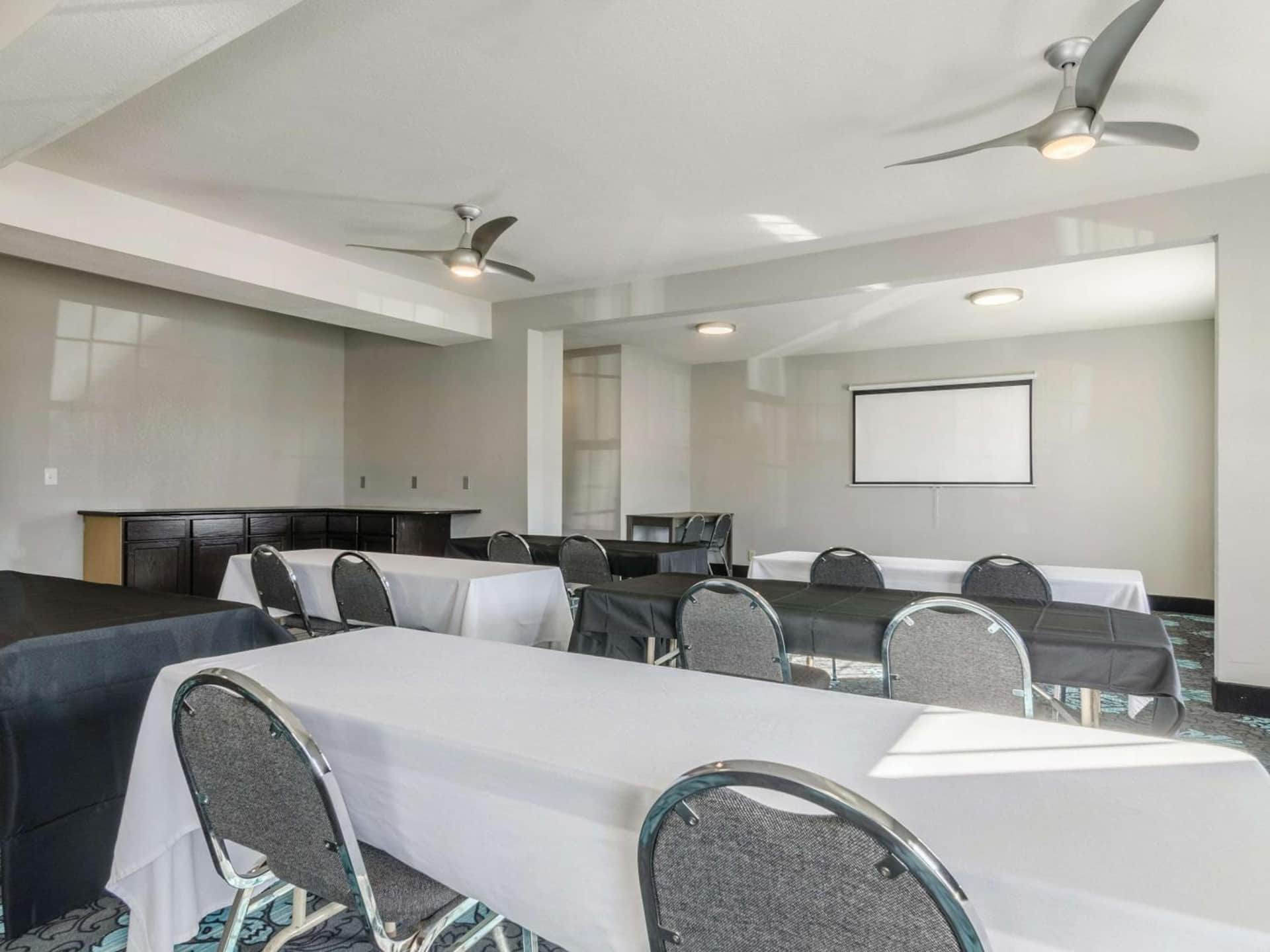 La Quinta Inn & Suites by Wyndham Kansas City Airport
