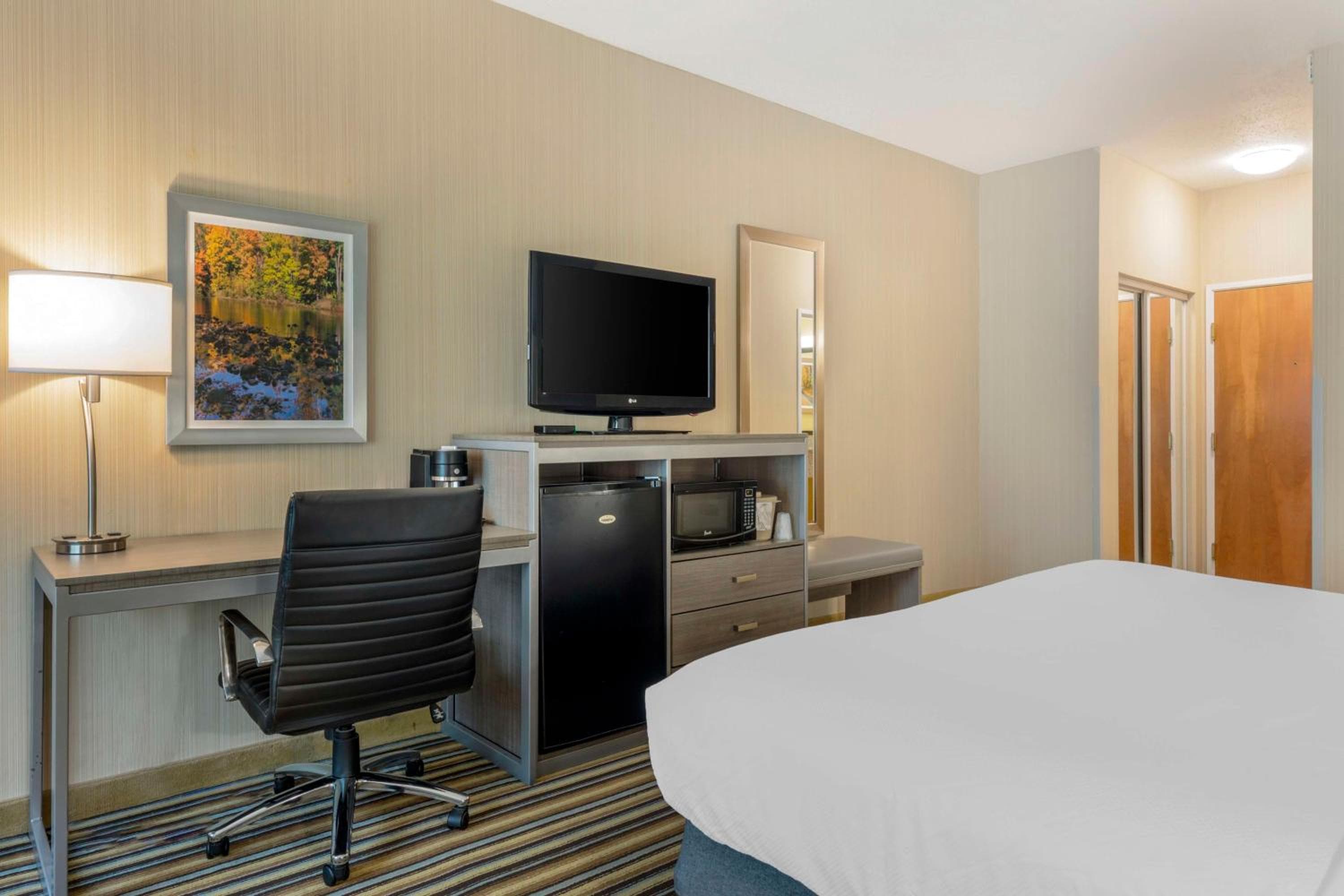 Best Western PLUS NEW ENGLAND INN & SUITES