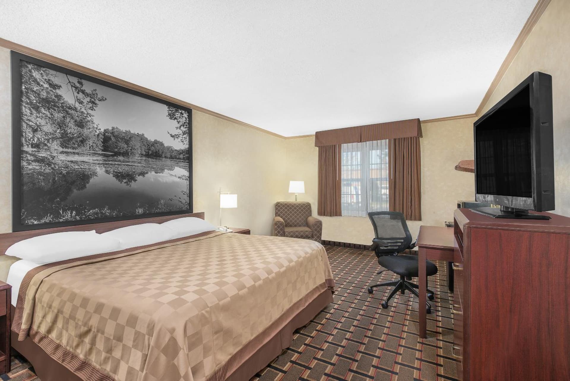 Super 8 by Wyndham Maumee Perrysburg Toledo Area