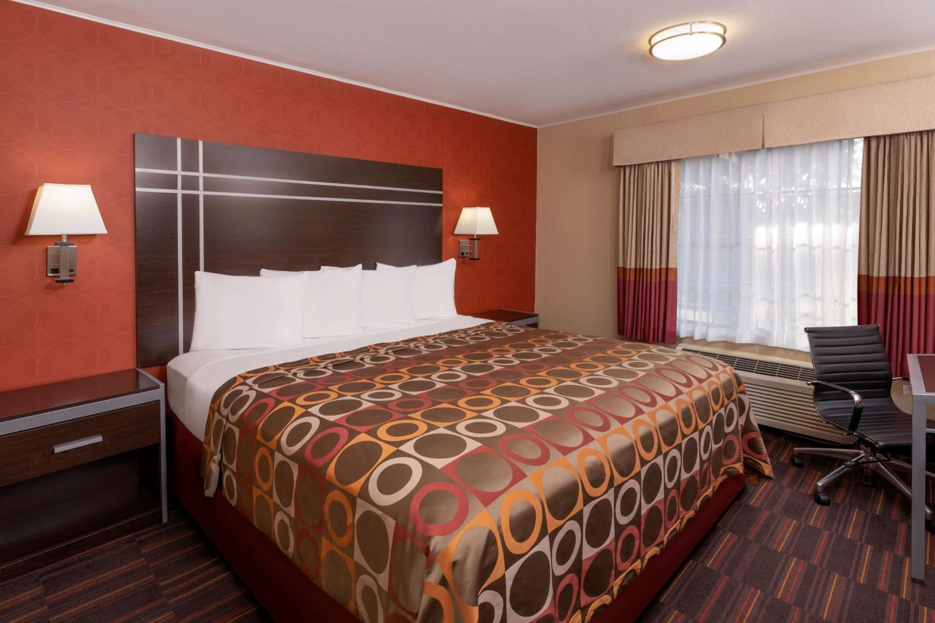 Best Western PLUS RAFFLES INN & SUITES