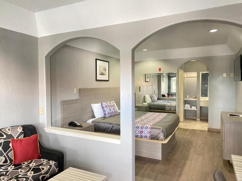 Island Suites Hobby Airport