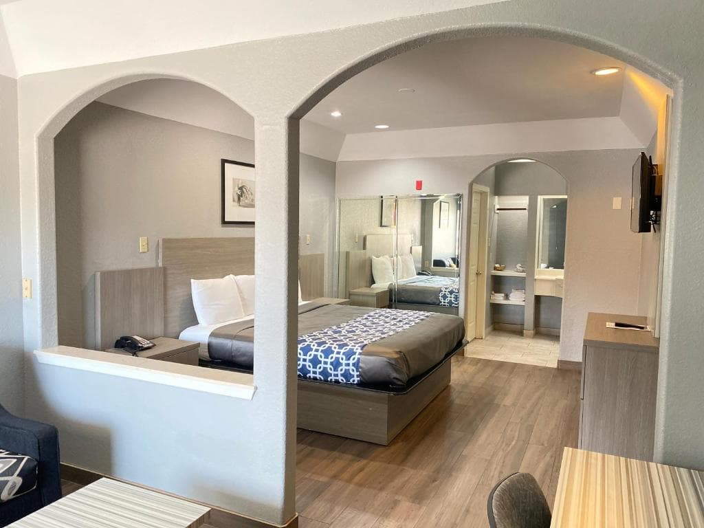 Island Suites Hobby Airport