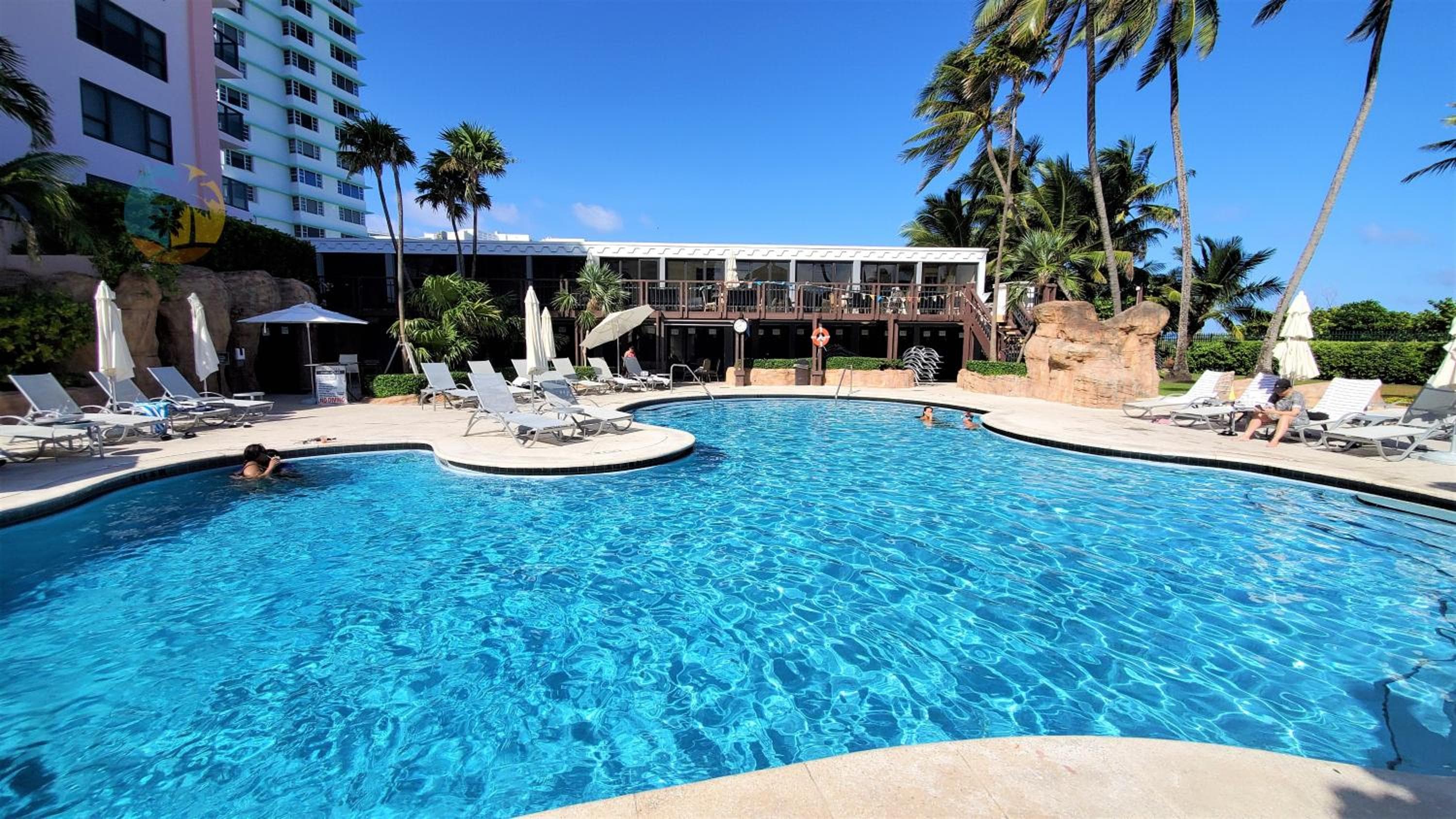 Deluxe Beach Resort - Hora Rental