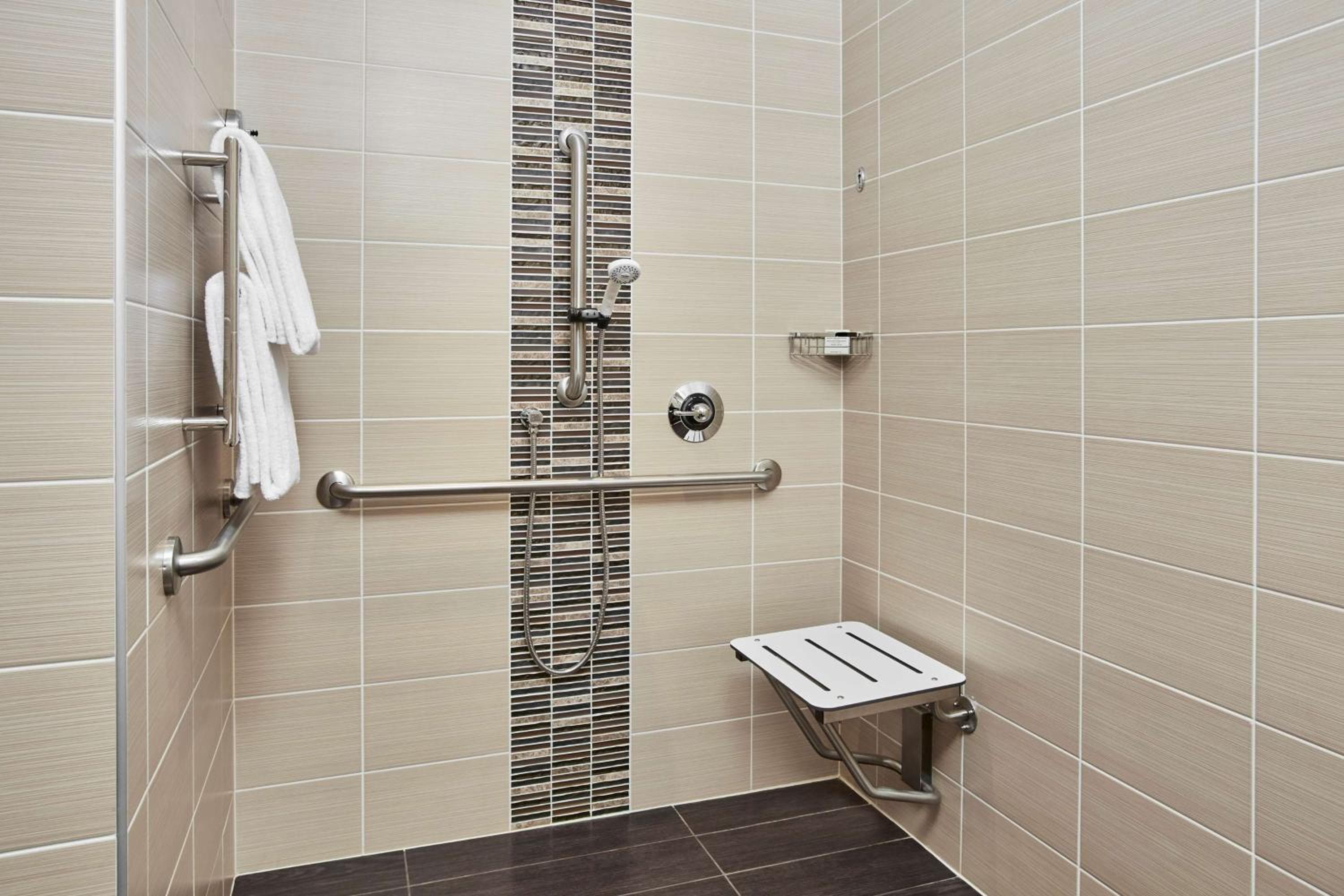 Hilton Garden Inn Dubai, Mall Avenue